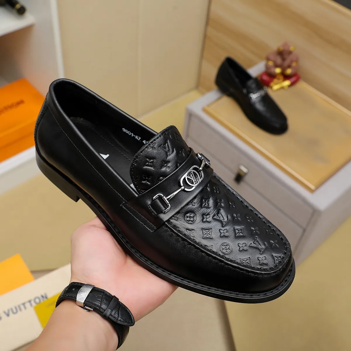 Men's shoes 460 💰 Louis Vuitton LV ® 🆕 model 🔛 full shoe counter, first layer cowhide, 🐂leather lining casual shoes for men, super soft outsole, a must-have for driving. Synchronized with the counter, original first layer cowhide, completely 1:1 mold customization 🌹 top version, color optional! Number: 38-44 (45.46 customized)